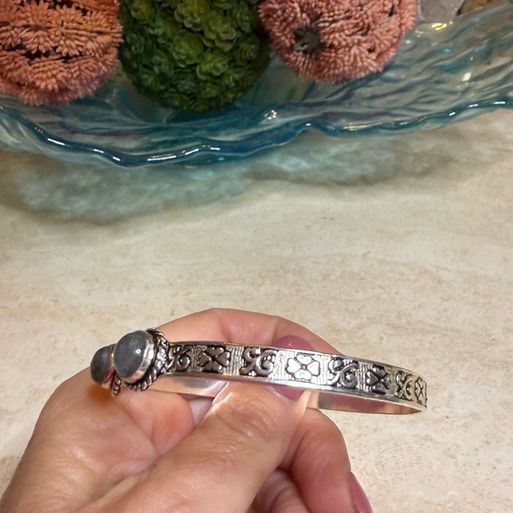 Elegant Silver and Labradorite Cuff Bracelet - Picture 4 of 4